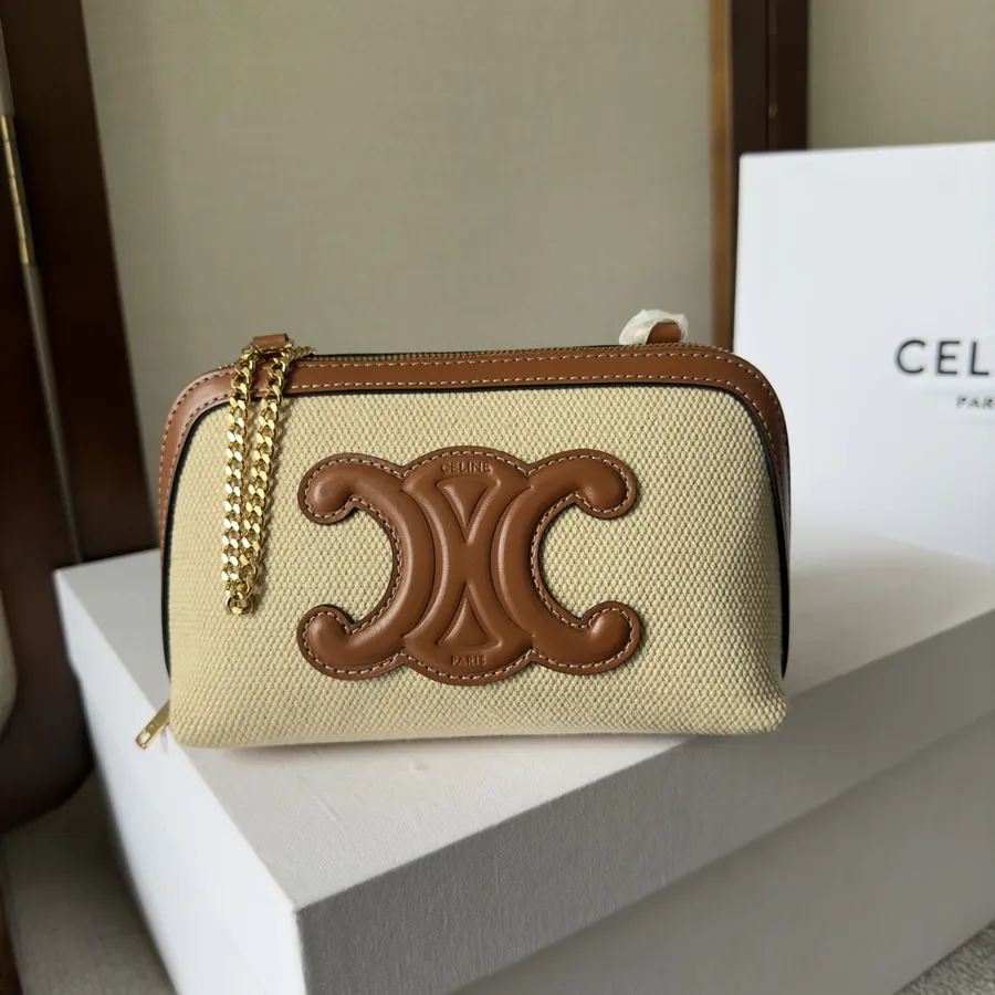 CELIN‘ New Vintage Calfskin Triomphe Shell Bag with Embossed Triumph Gate