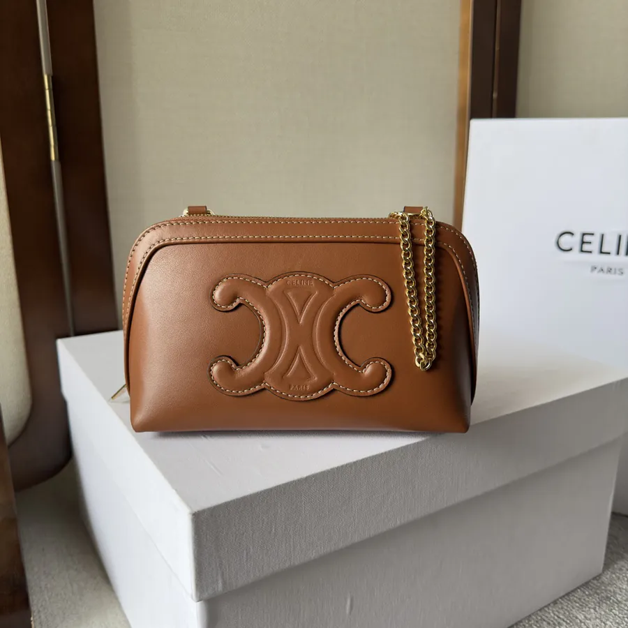 CELIN‘ New Vintage Bucket Bag with Embossed Triumph Gate
