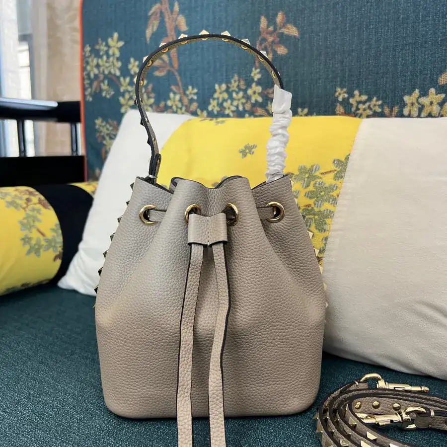 Garavani Rockstud Bucket Bag in Palladium Gold