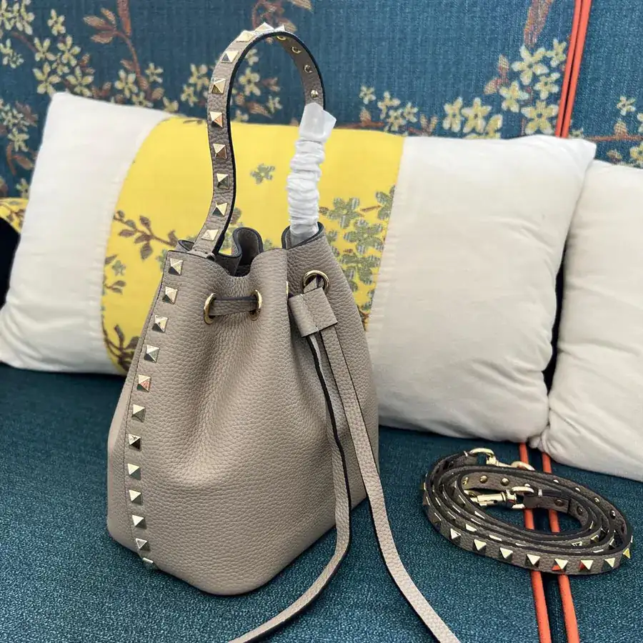 Garavani Rockstud Bucket Bag in Palladium Gold