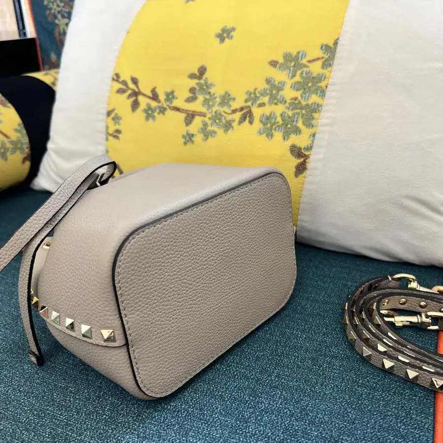 Garavani Rockstud Bucket Bag in Palladium Gold