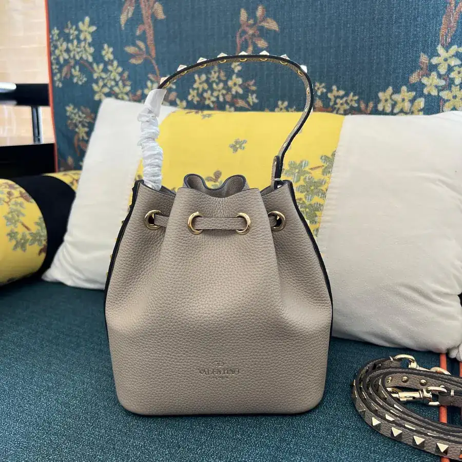 Garavani Rockstud Bucket Bag in Palladium Gold