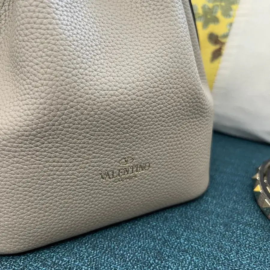 Garavani Rockstud Bucket Bag in Palladium Gold