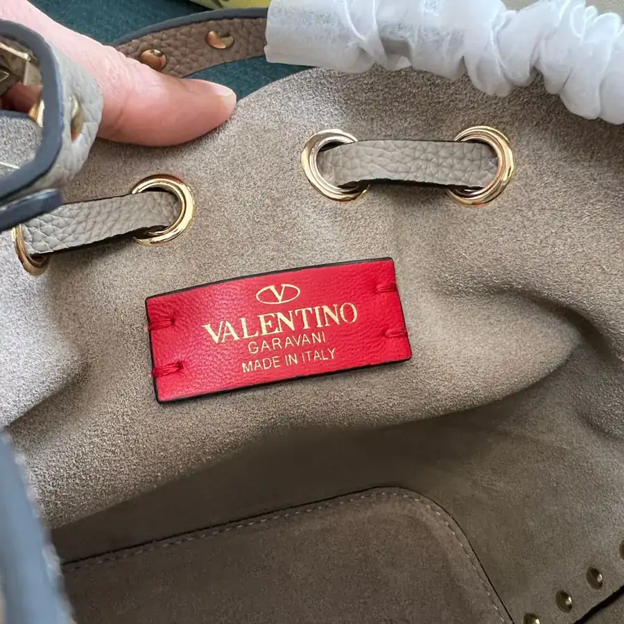 Garavani Rockstud Bucket Bag in Palladium Gold
