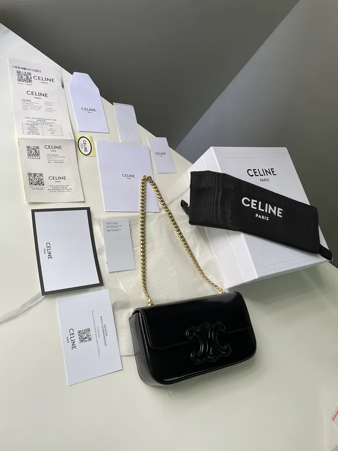 Batch 570 TRIOMPHE Glossy Leather Chain Shoulder Bag