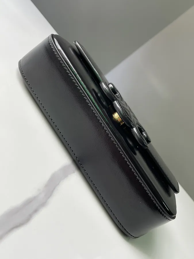 Batch 570 TRIOMPHE Glossy Leather Chain Shoulder Bag