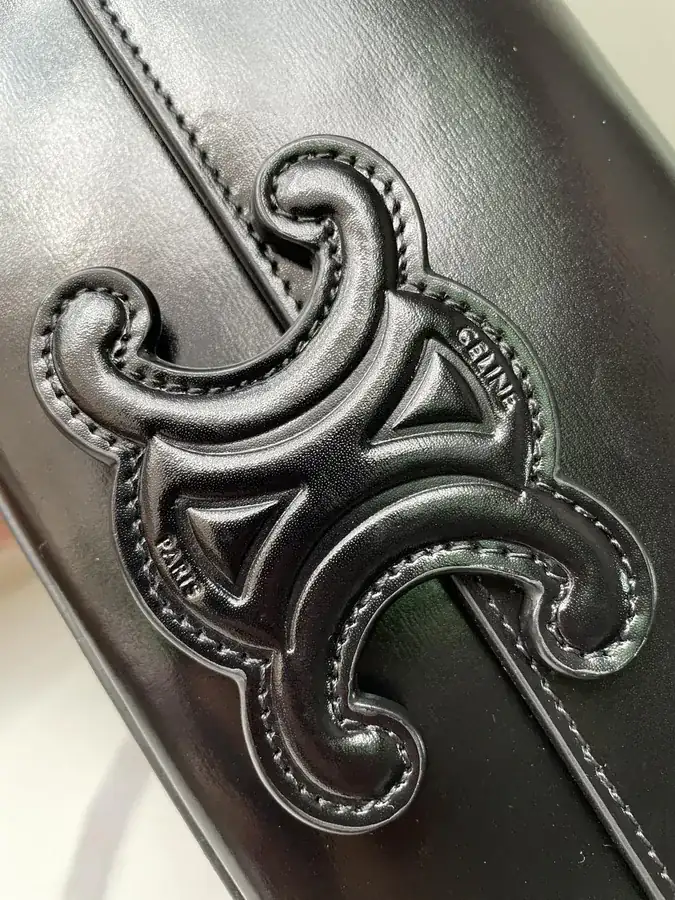Batch 570 TRIOMPHE Glossy Leather Chain Shoulder Bag