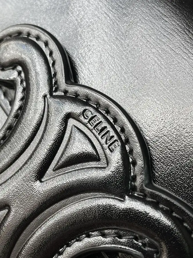 Batch 570 TRIOMPHE Glossy Leather Chain Shoulder Bag