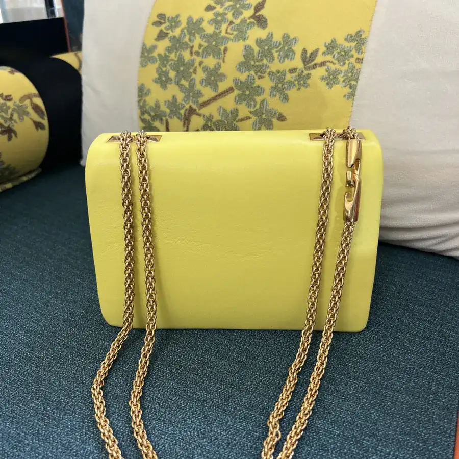 Garavani ONE STUD Chain Handbag with Large Studs, Versatile Carry Options