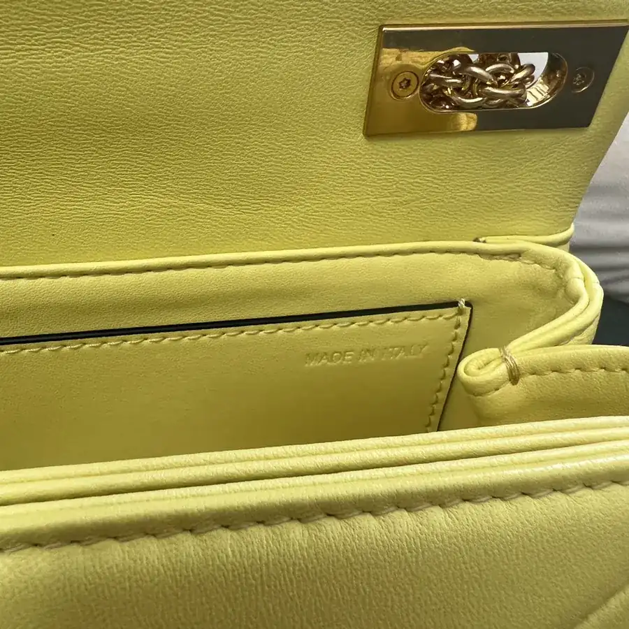 Garavani ONE STUD Chain Handbag with Large Studs, Versatile Carry Options