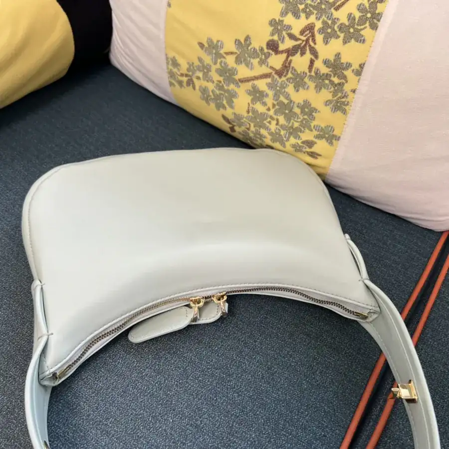 Garavan Small Travel Tote with V Logo Handle
