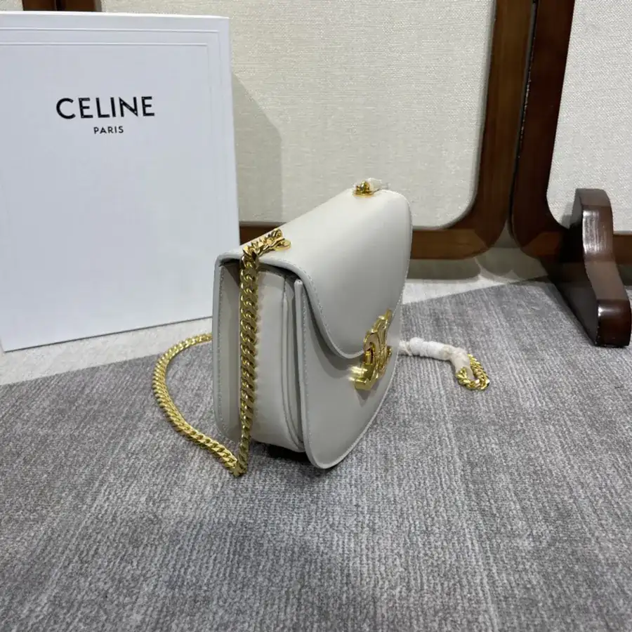 Teen Besace Triomphe Bucket Bag with Chain Texture and Classic Triumph Metal Clasp