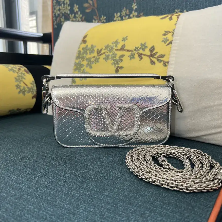V Garavani MiniLOC Handbag Mini Size