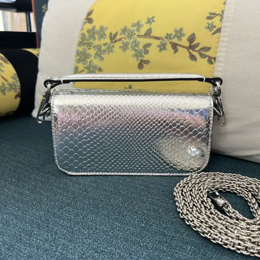 V Garavani MiniLOC Handbag Mini Size