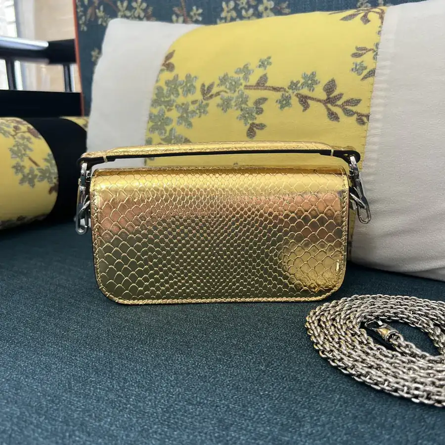 V Garavani MiniLOC Small Handbag