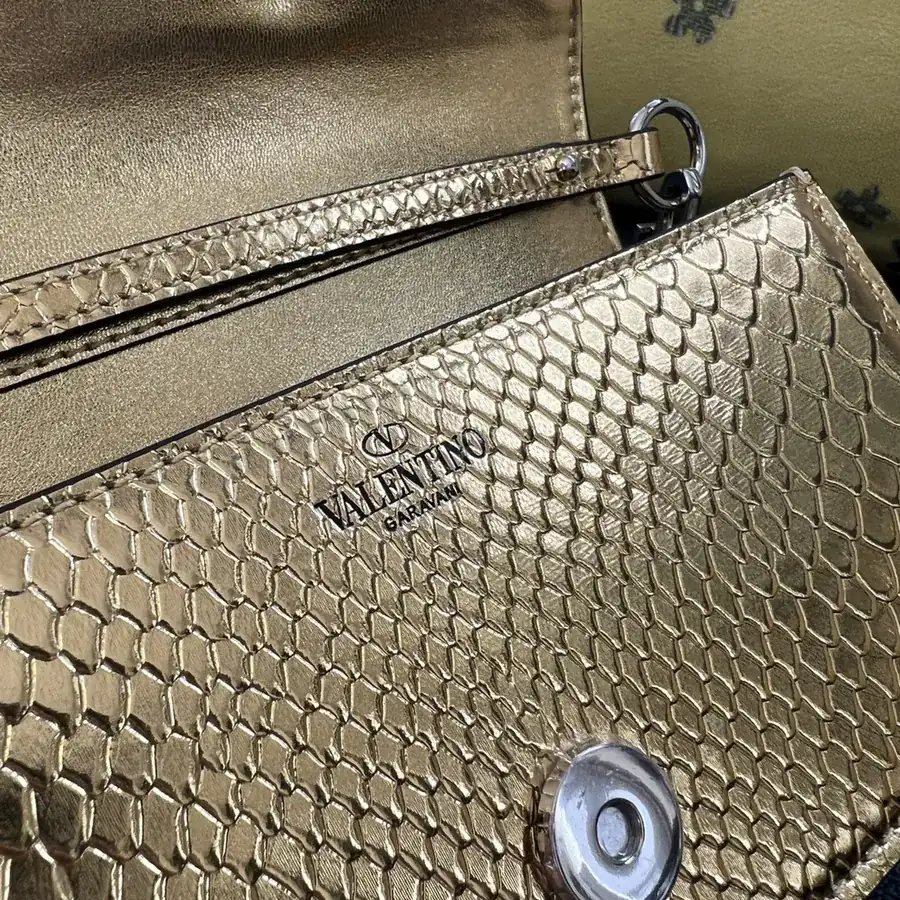 V Garavani MiniLOC Small Handbag