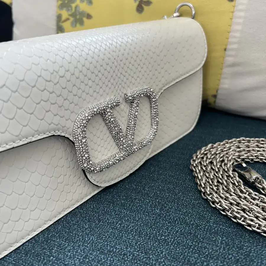 V Garavani Mini Loc Handbag Large