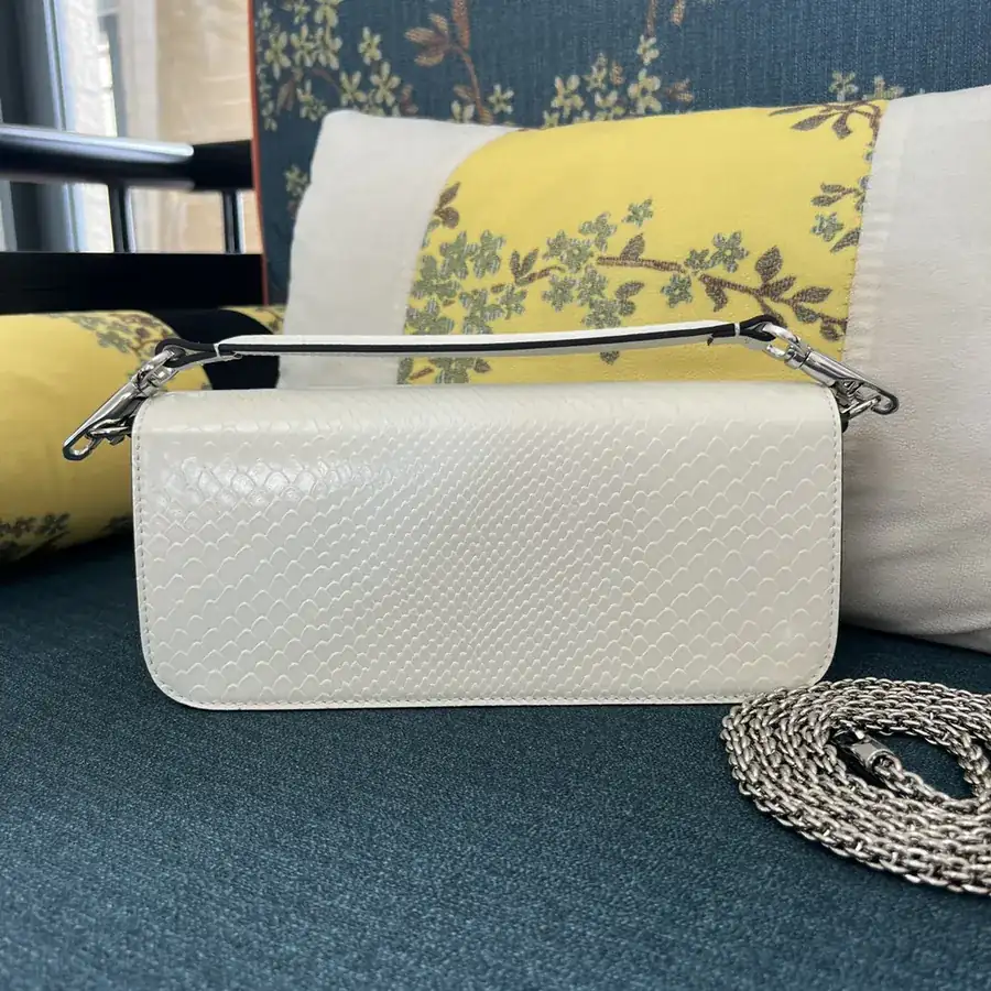 V Garavani Mini Loc Handbag Large