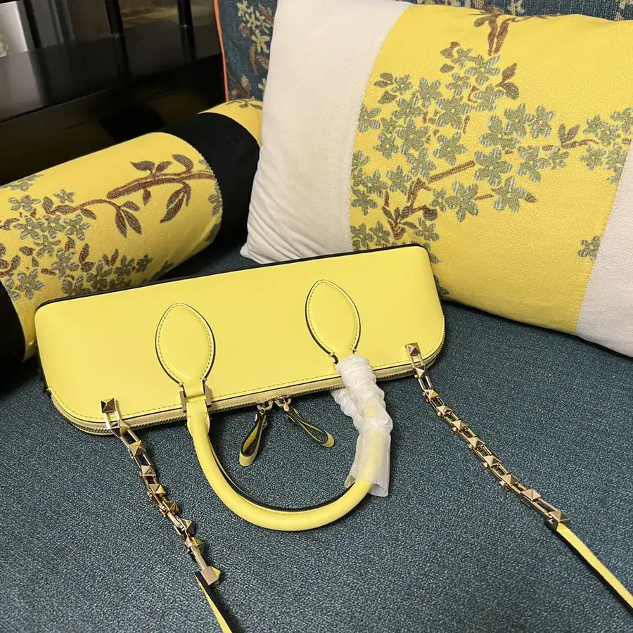 GARAVANI ROCKSTUD EW Small Handbag