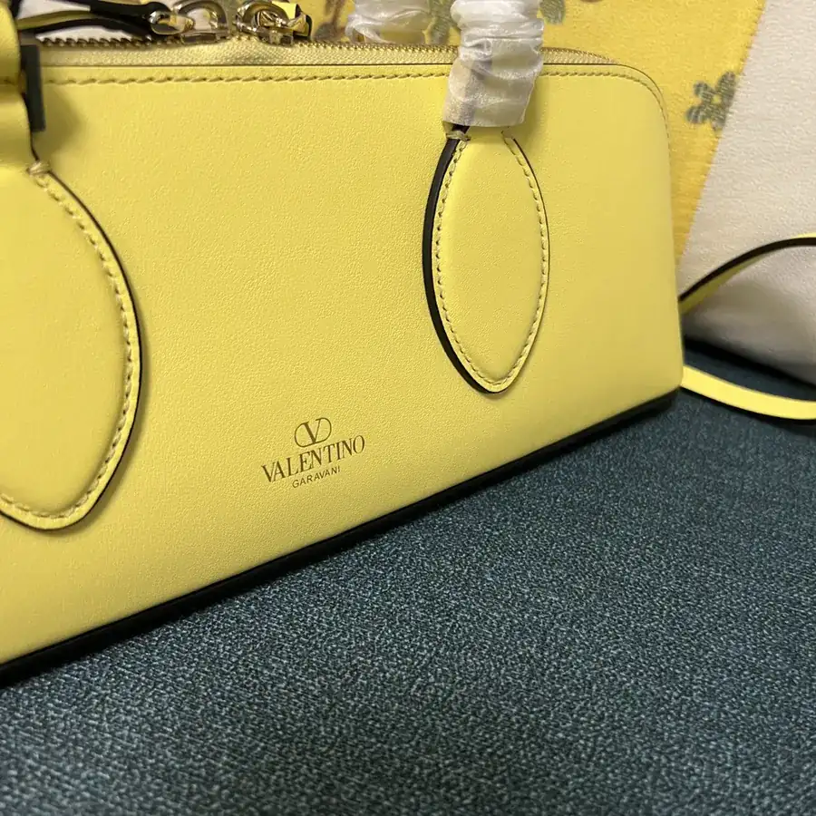 GARAVANI ROCKSTUD EW Small Handbag