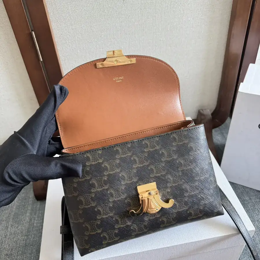 CE Kelly Handbag Classic Design, Timeless Elegance
