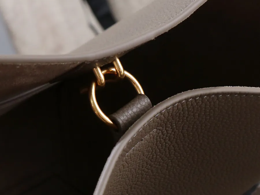Celi NE Sangle Ultimate Versatile Bucket Bag