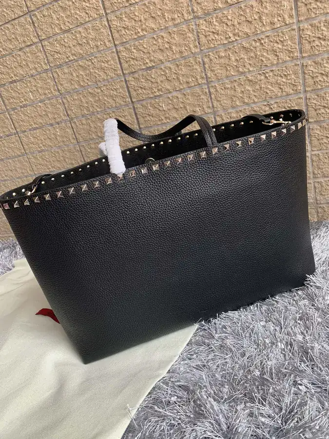 580 Garavani Rockstud Calfskin Shopping Bag with Camel Print