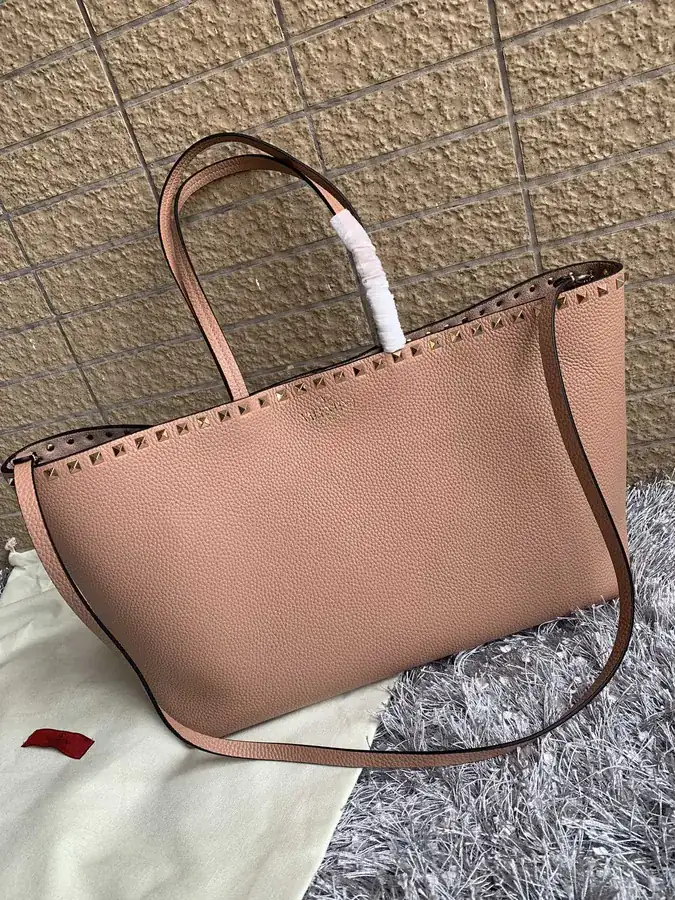 580 Garavani Rockstud Calfskin Shopping Bag with Camel Print