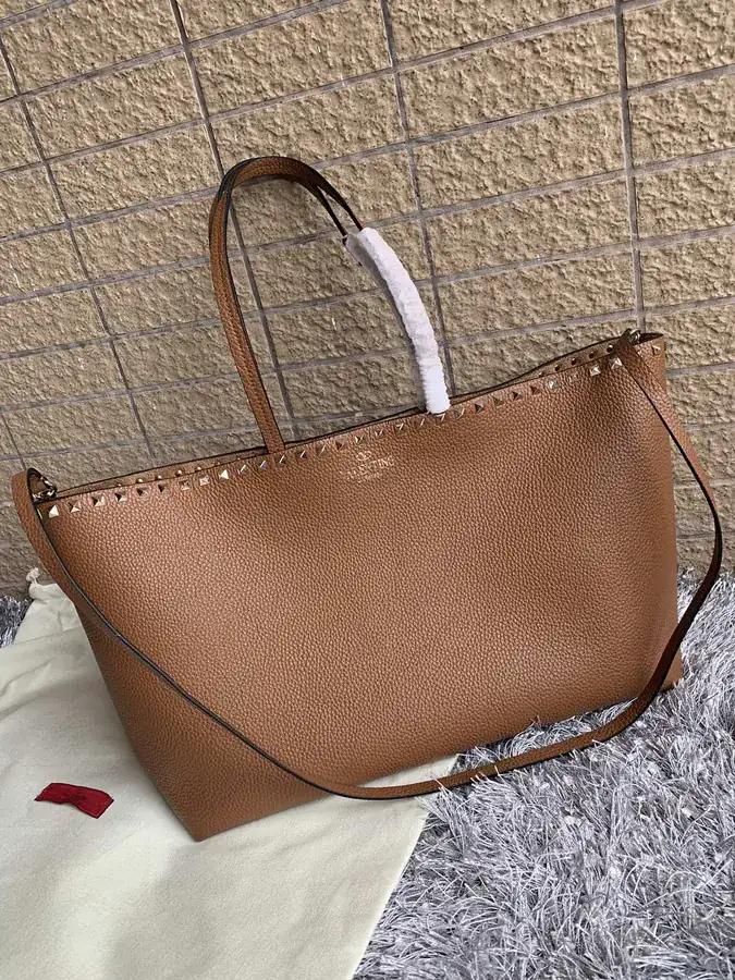 580 Garavani Rockstud Calfskin Shopping Bag with Camel Print