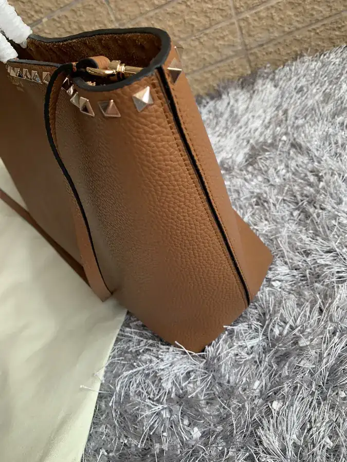 580 Garavani Rockstud Calfskin Shopping Bag with Camel Print