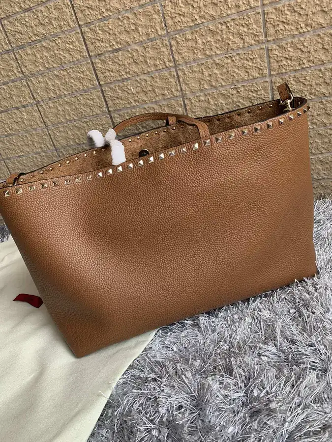 580 Garavani Rockstud Calfskin Shopping Bag with Camel Print