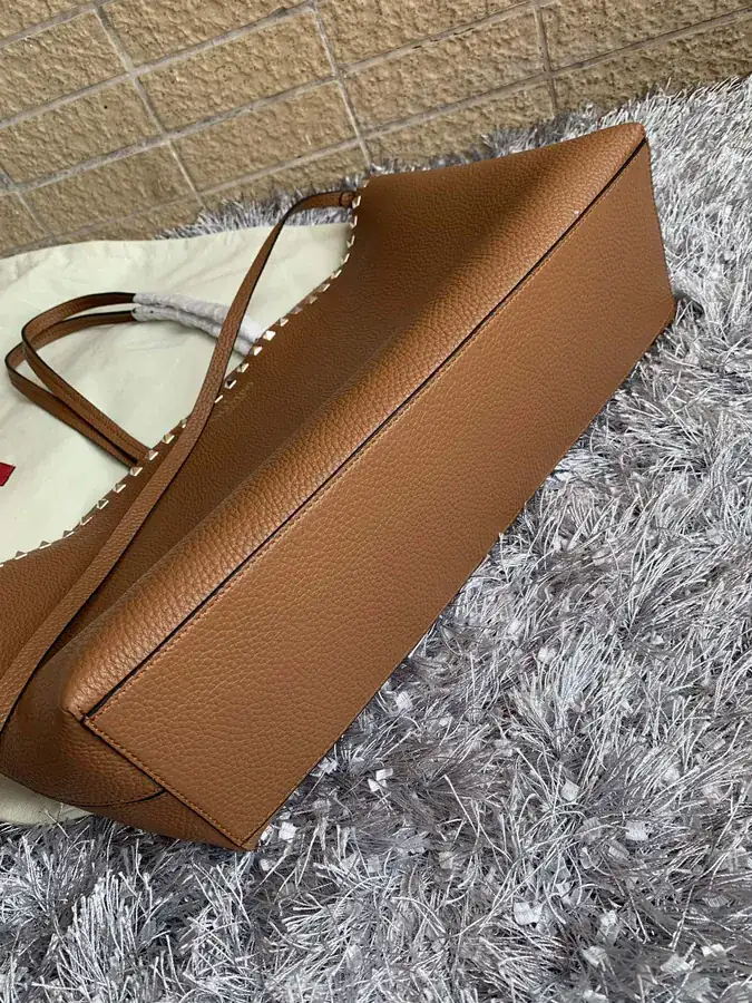 580 Garavani Rockstud Calfskin Shopping Bag with Camel Print