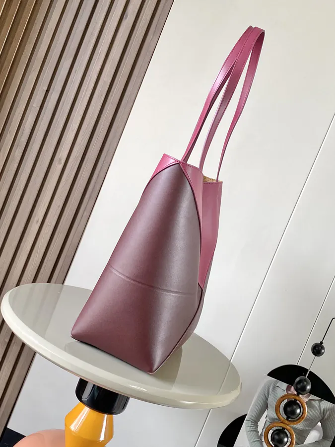 P730 Puzzle Fold Tote Geometric Design