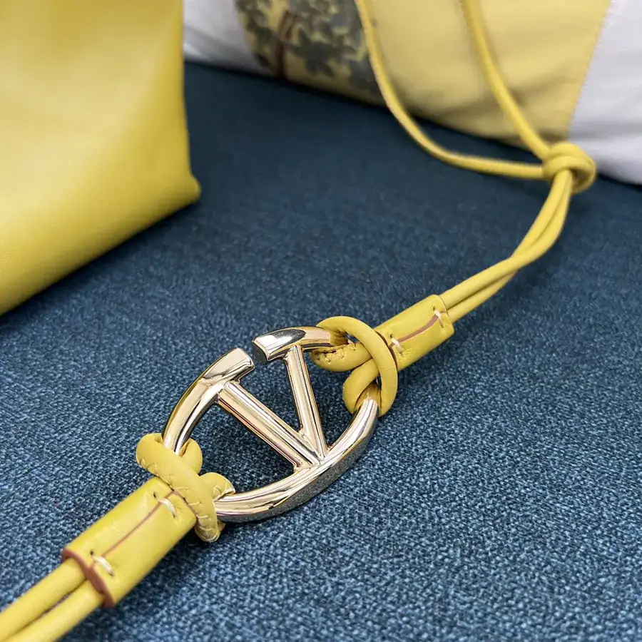 GARAVANI VLOGO POUF Bucket Bag
