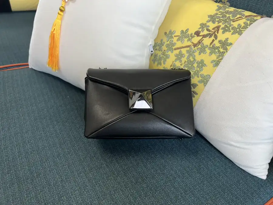 Garavani One Stud Chain Handbag Large Size