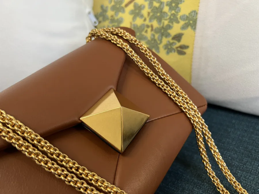 Garavani ONE STUD Chain Bag Large, Vintage Style