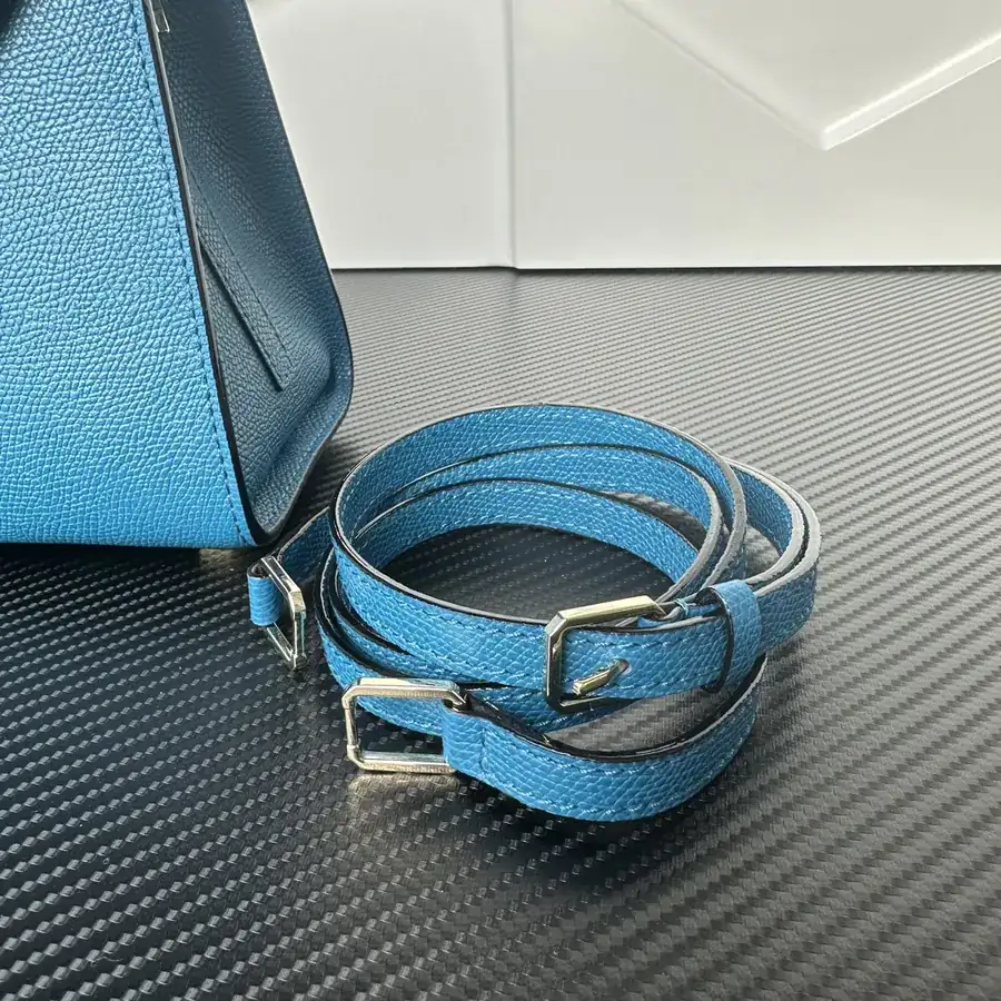 Valextra Iside Minimalist Design with Grained Calfskin