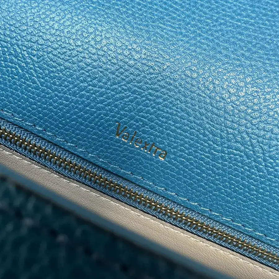 Valextra Iside Minimalist Design, Sleek Lines, Professional Elegance