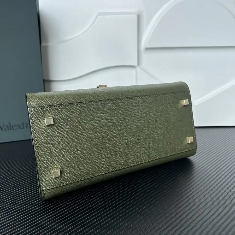 Valextra Iside Minimalist Design with Grained Calfskin Interior