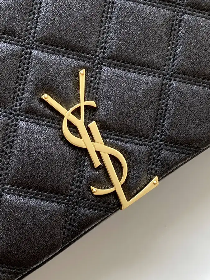 Chanel Diamond Patterned Chain Bag