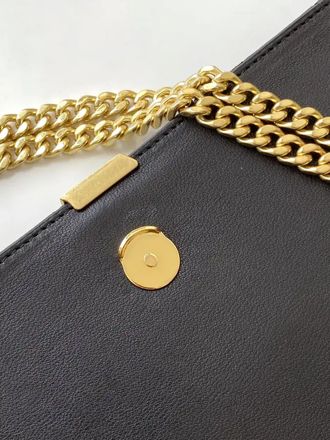 Chanel Diamond Patterned Chain Bag