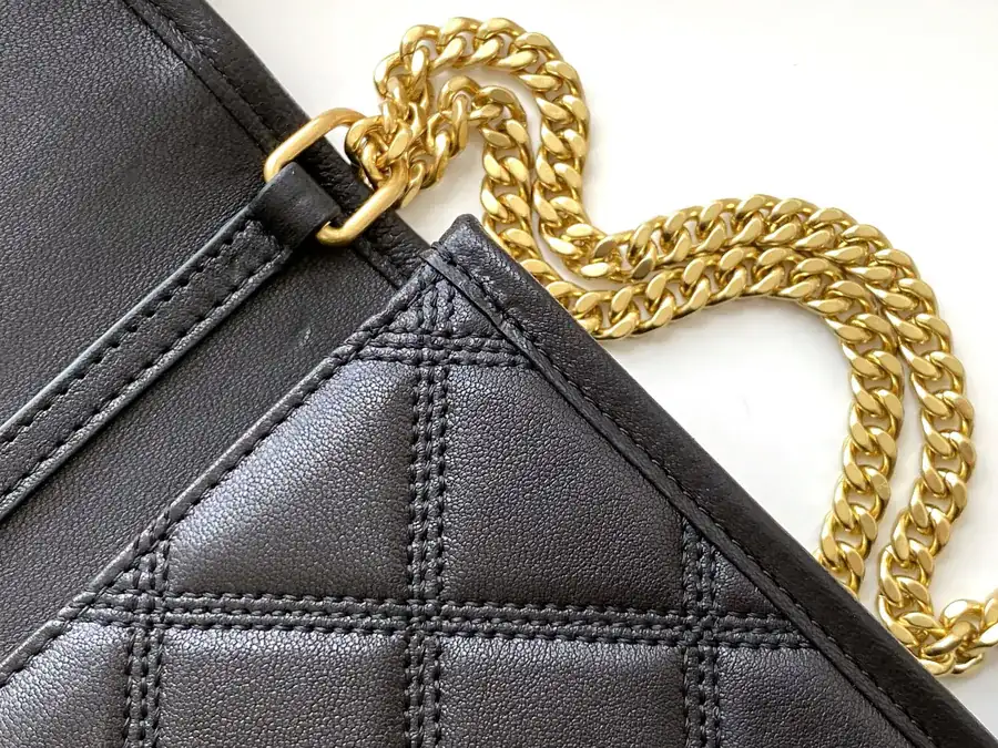 Chanel Diamond Patterned Chain Bag