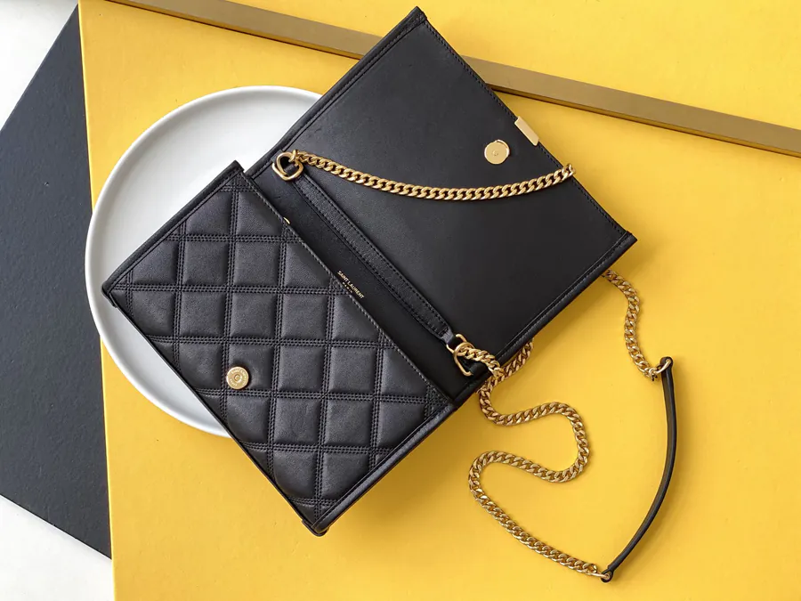 Chanel Diamond Patterned Chain Bag