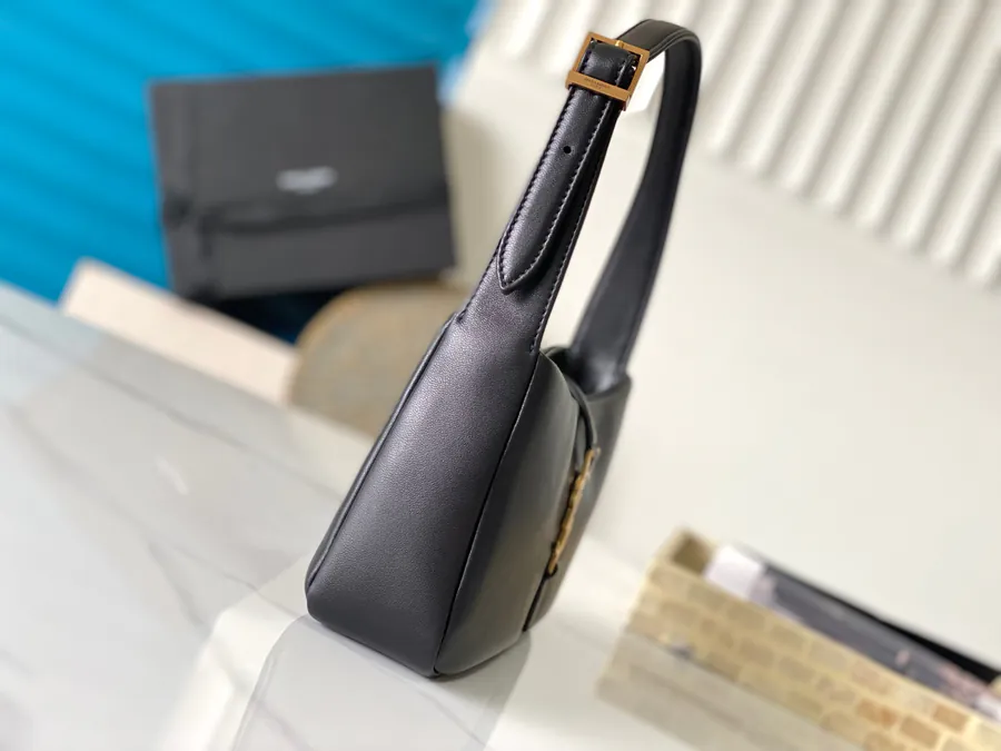 LE 5A7 Underarm Bag New Edition Grained Calfskin