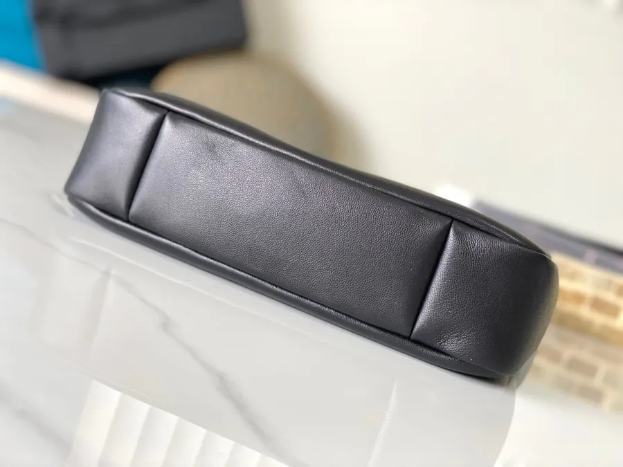 LE 5A7 Underarm Bag New Edition Grained Calfskin