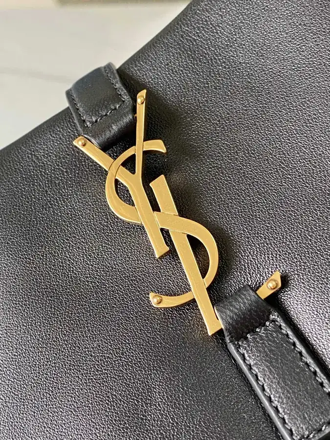 LE 5A7 Underarm Bag New Edition Grained Calfskin