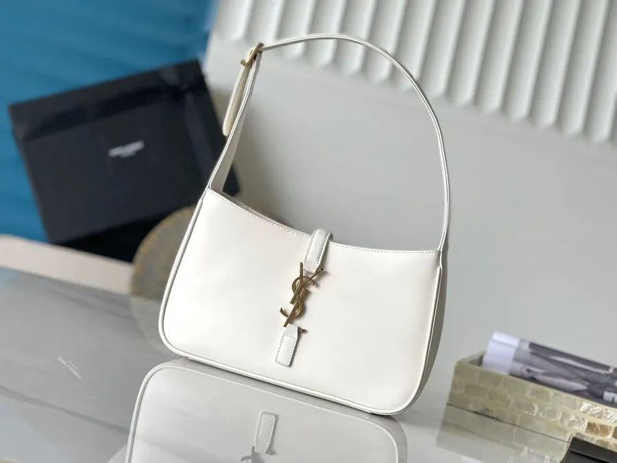 P600 657228 White Plain Shoulder Bag