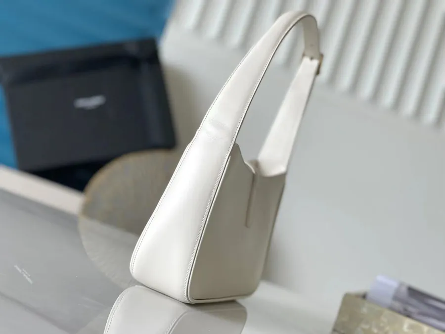 P600 657228 White Plain Shoulder Bag