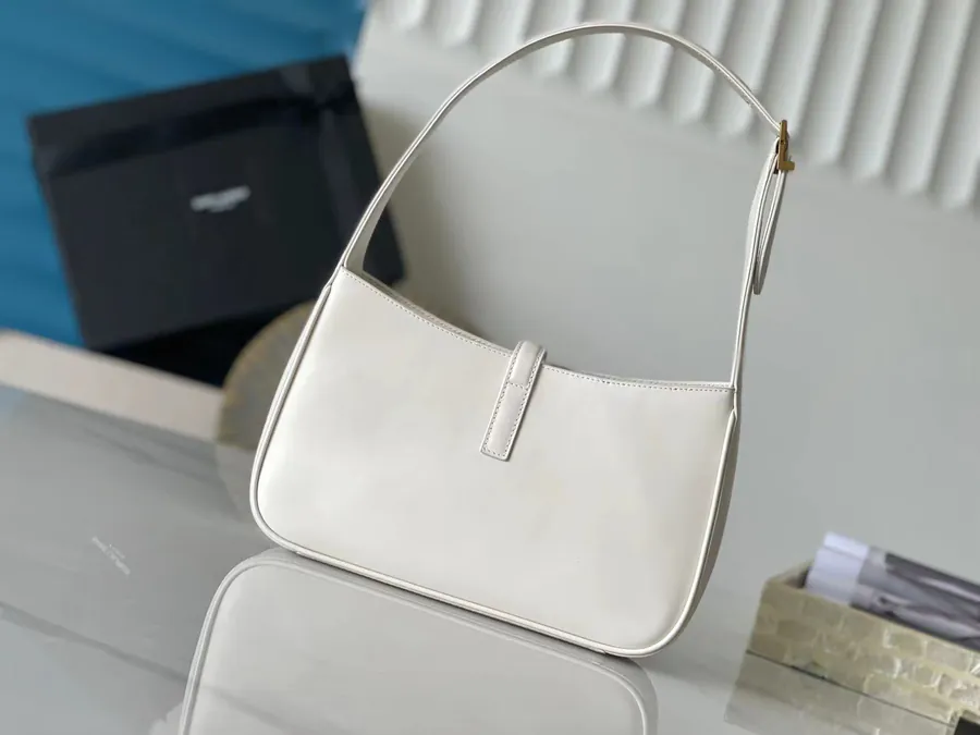 P600 657228 White Plain Shoulder Bag