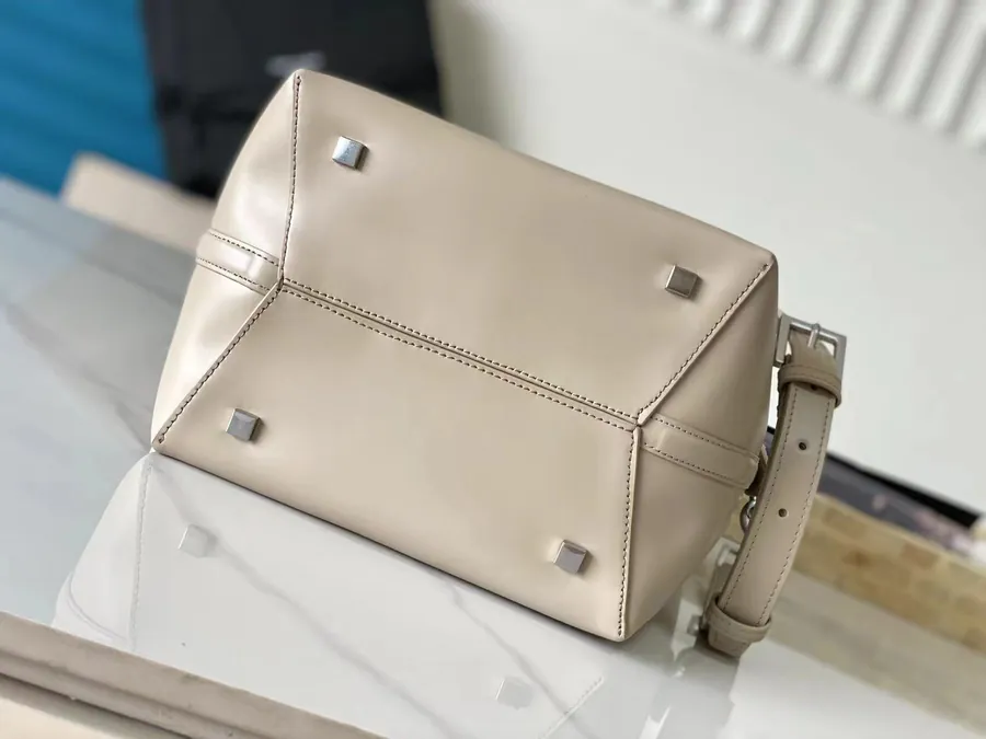 P850 LE 5À7 Series Bucket Bag with Handle
